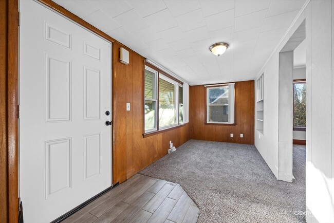 Building Photo - 16118 Woodlawn W Ave