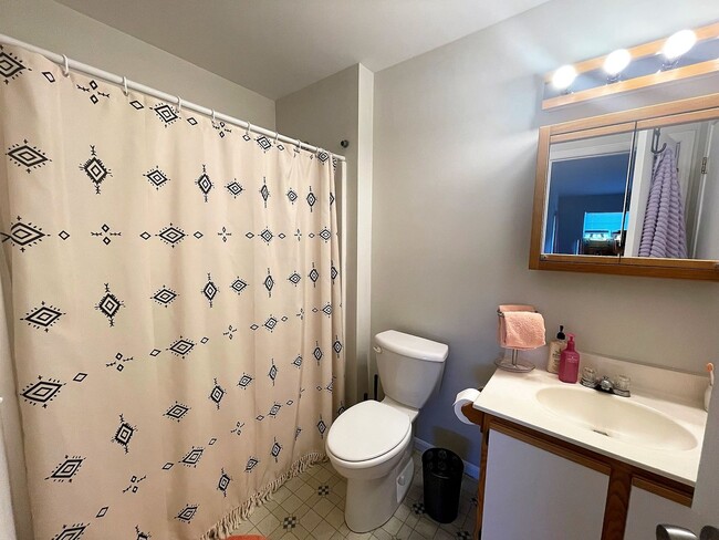 Building Photo - Adorable 1 Bedroom 1 Bathroom Condo in Ric...
