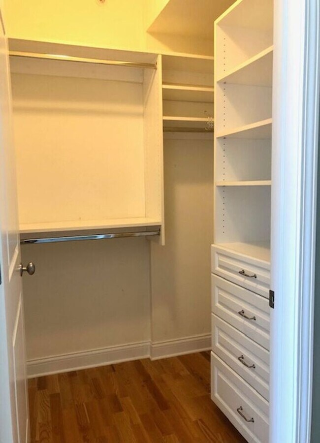 Building Photo - Top Floor Condo in Great Carmel Location!