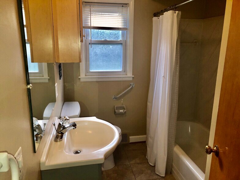 Building Photo - 129 Roselawn Cres
