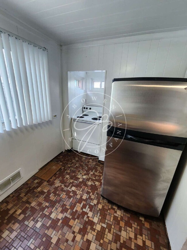 Building Photo - Must-See 2-Story, 2-Bedroom Home with Fenced Yard