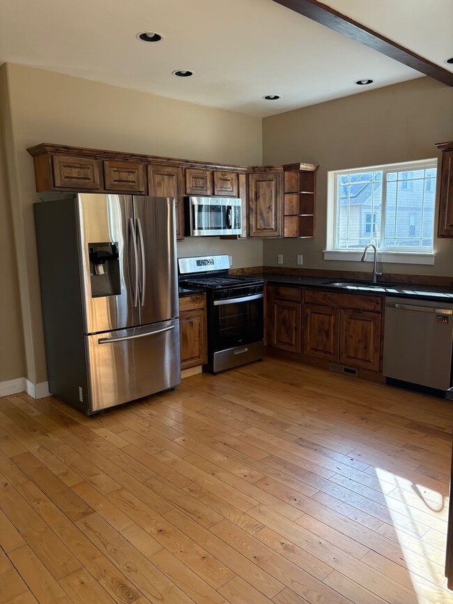 Building Photo - Spacious 4BR in Meadow Creek – Fenced Yard, Bonus Room, Near Trails - Southside of Bozeman!