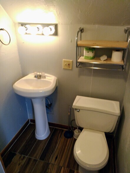 FULL BATH - 1324 M St NE