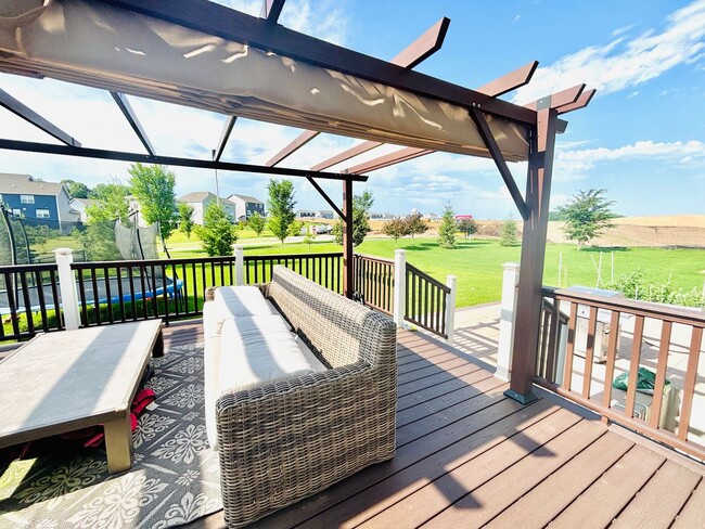 Building Photo - Stunning 5bed/3 1/2 bath Home in Shakopee!