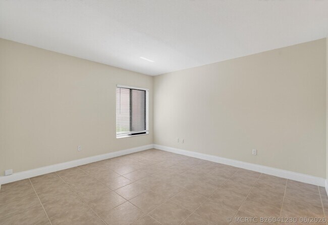 Building Photo - 351 Club Cir