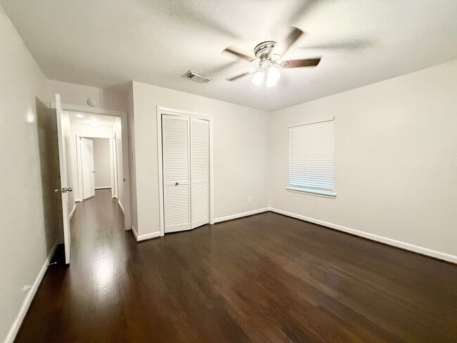 Building Photo - Beautiful and Spacious 4/1 Near Northside Elementary!