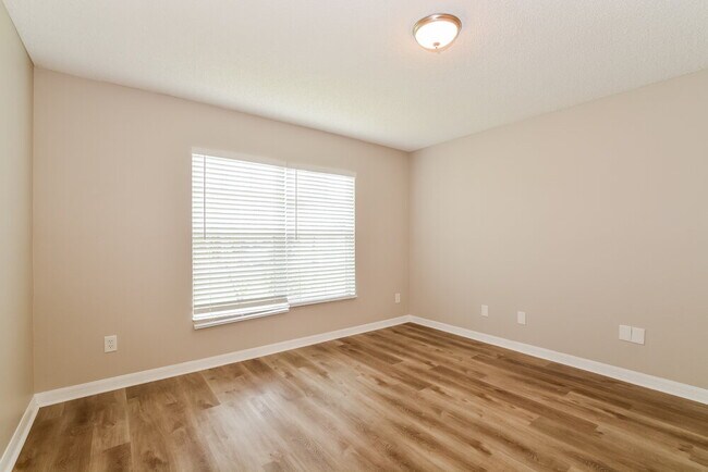 Building Photo - 165 Walnut Crest Run