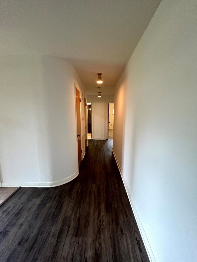 Building Photo - 1902 Gillette St