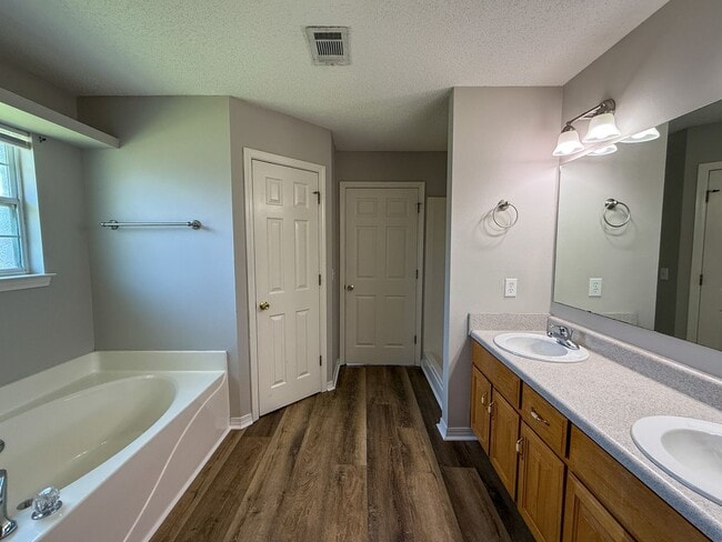 Building Photo - 3 bedroom 2 bath home with all new floorin...