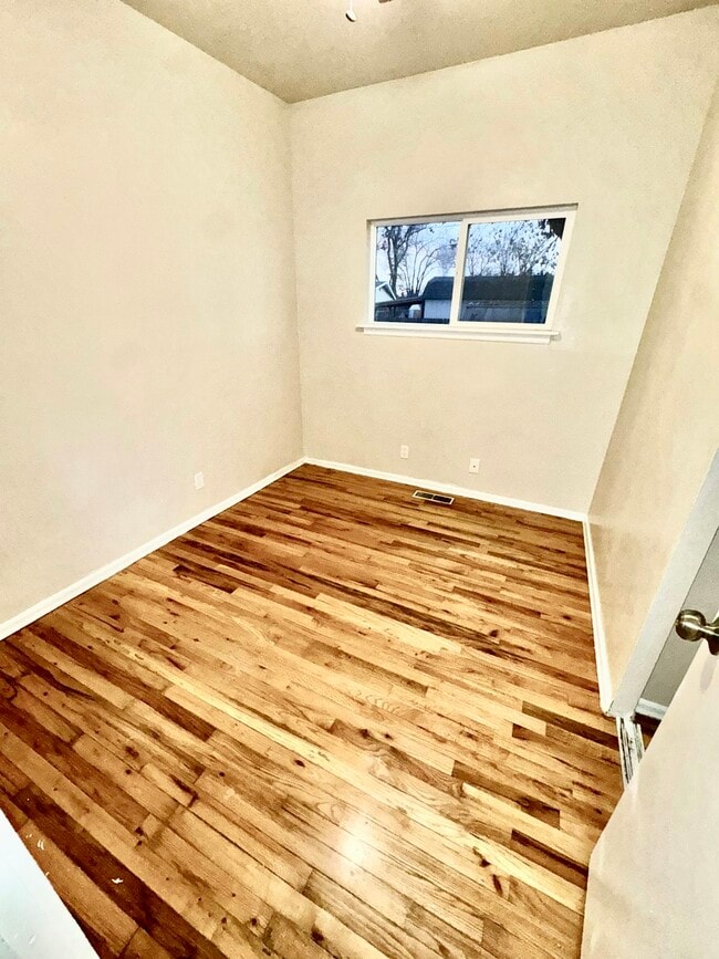 Building Photo - 1325 E 5th N