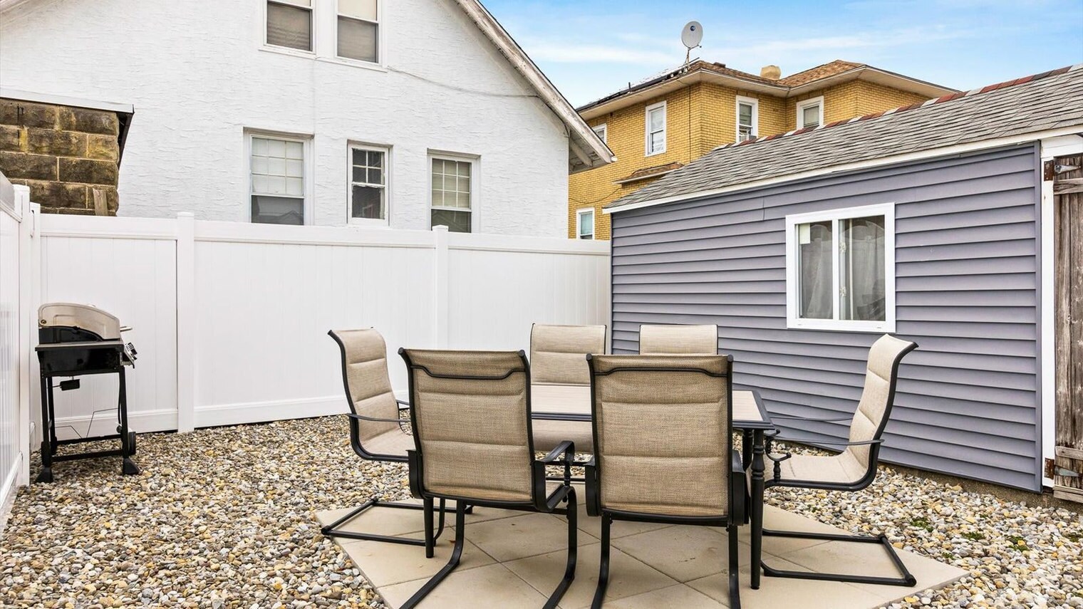 Building Photo - 228 N Dudley Ave