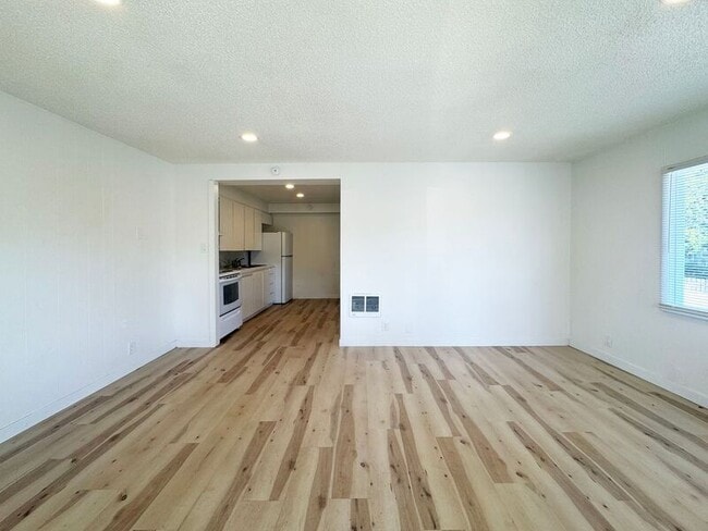 Building Photo - 2210 W 19th Ave