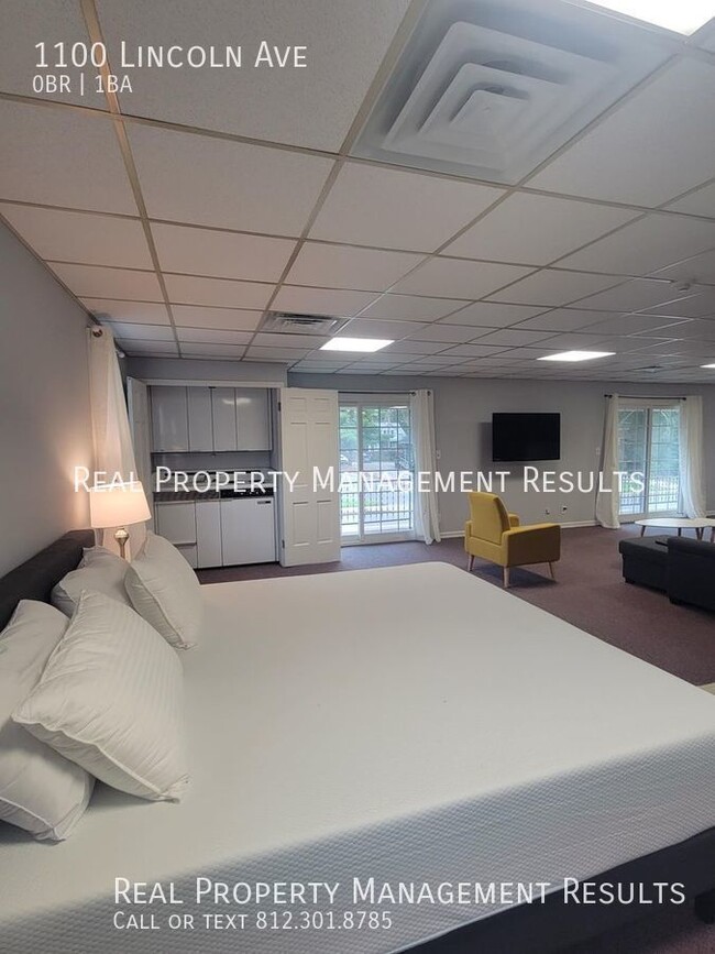 Building Photo - Upstairs Studio Apartment/All Utilities In...