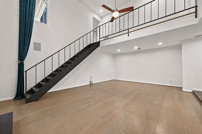 Building Photo - 5524 Beverly Hill St