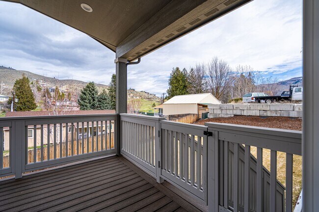Building Photo - Newer Construction! 3 bed/2.5 bath, double garage, central heat/air, VIEWS!