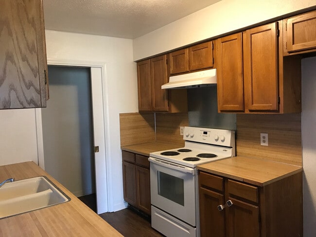 Building Photo - 2BR/1.5BA River Oaks townhome for lease by...