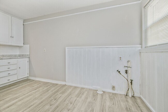 Building Photo - 2306 SW 8th Ave