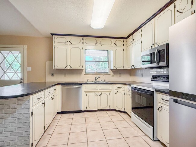 Building Photo - Roomy 5 Bedroom Home with Solar Panels