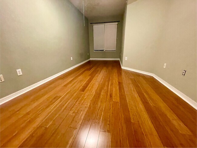 Building Photo - 402 S Armenia Ave