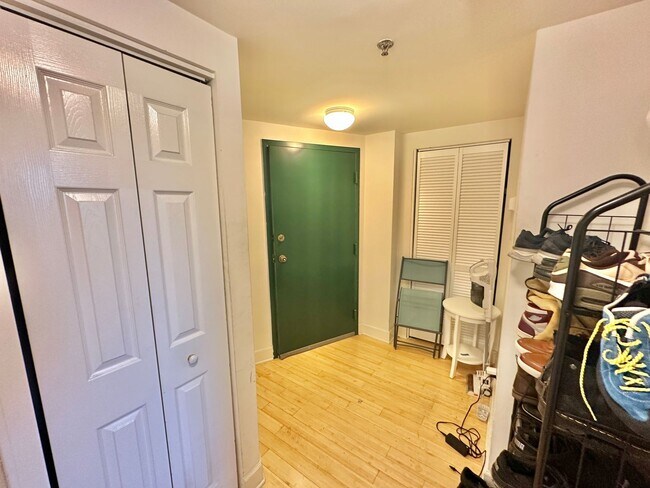 Building Photo - Great 2 bed 1 bath in Eckington/Bloomingda...