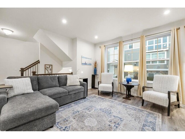 Building Photo - 775 Roselyn Dr