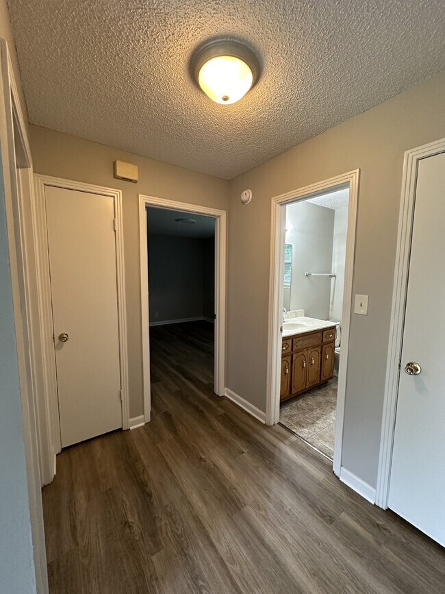 Building Photo - 913 Poppy Dr