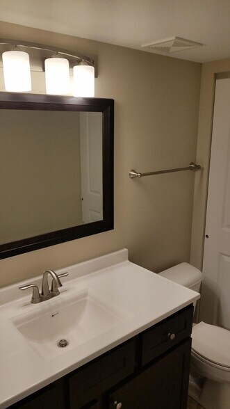 Building Photo - 1338 Village Circle Dr