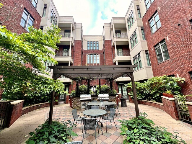 Building Photo - 2810 Selwyn Ave