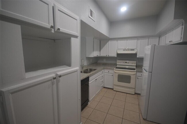 Building Photo - 8731 Village of Fondren Dr