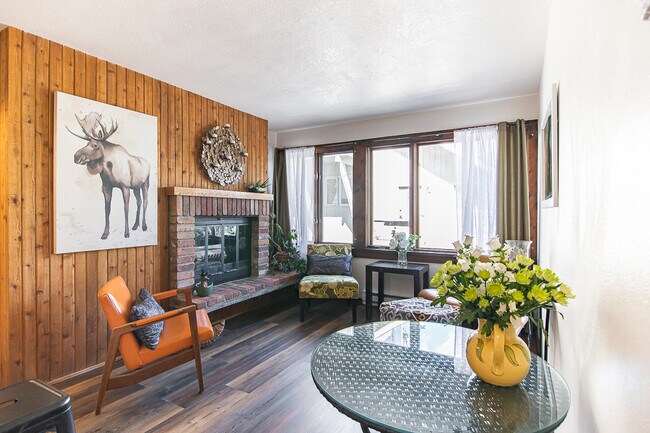 Primary Photo - 443 S Park Ave