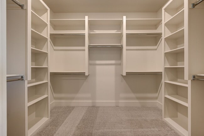 Building Photo - 6016 Kinnick Dr