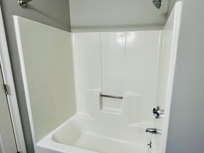 Building Photo - this beautiful 2 bedroom/1.5 bathroom townhouse apartment