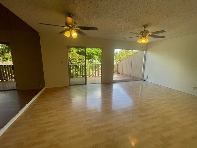 Building Photo - Beautiful 4 Bed 2 Bath in Makakilo with Large Backyard!