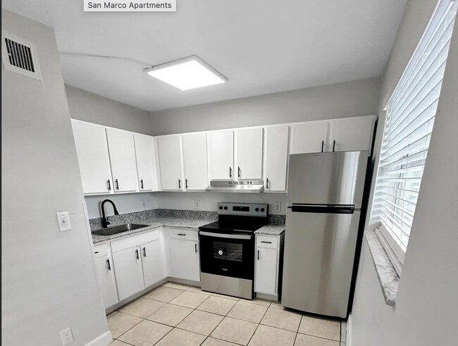 Building Photo - ? Beautiful remodeled 2-bed / 1-bath apartment.