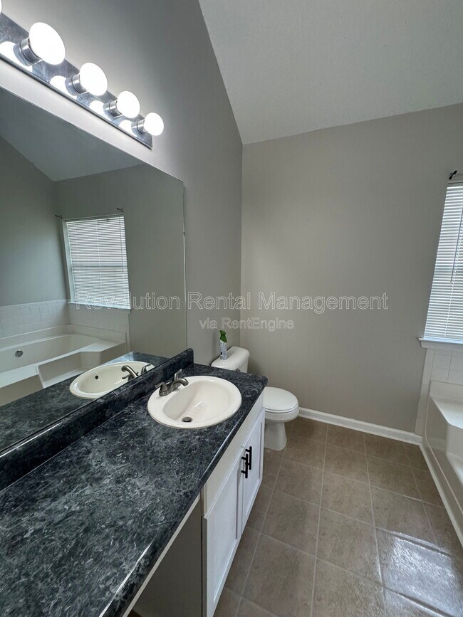 Building Photo - 1618 Village Pl Cir NE