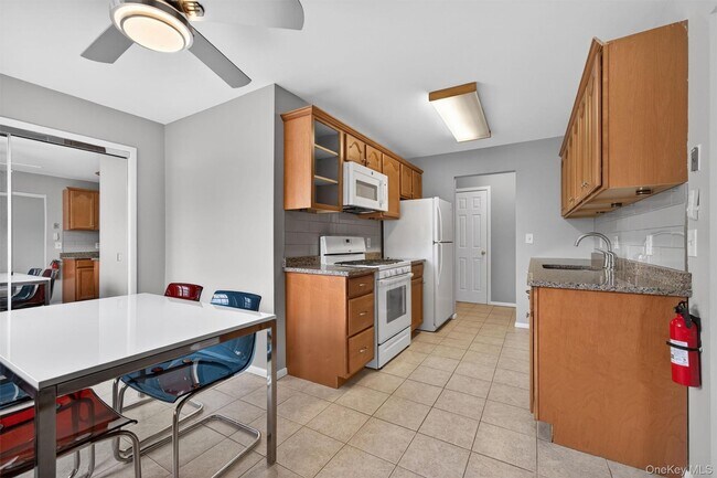 Building Photo - 31 Doxbury Ln