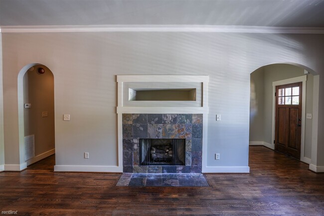 Building Photo - 3 br, 3.5 bath Townhome - 1304 Essex Manor...