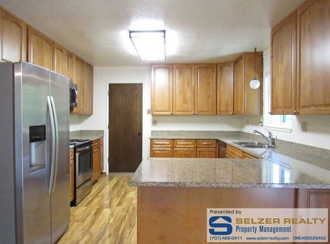 Building Photo - Roomy 3+ bedroom north Ukiah home w/ big y...