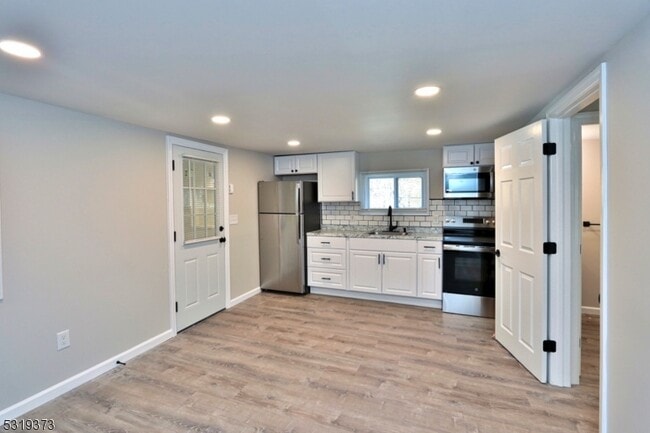 Building Photo - 8 Apple Trail