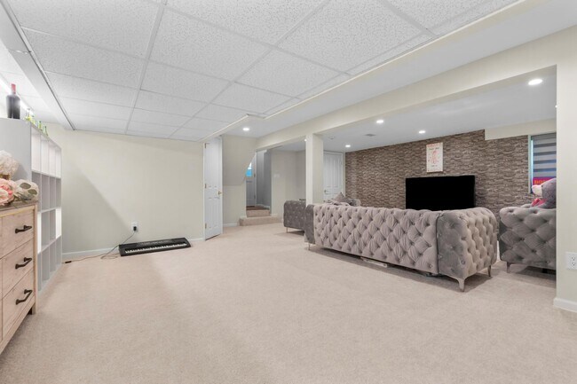 Building Photo - 12 Cherry Ln