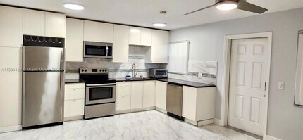 Building Photo - 122 S Lakeside Dr