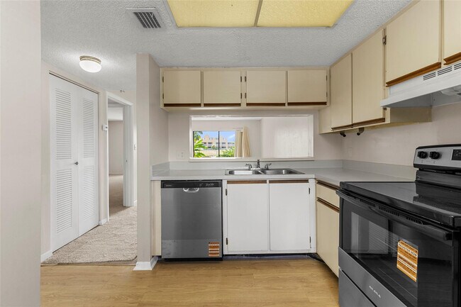 Building Photo - 5200 NW 31st Ave