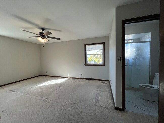 Building Photo - 5635 W Montrose Ave