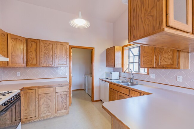 Building Photo - Inviting 3 Bed 2 Bath - Pet Friendly!