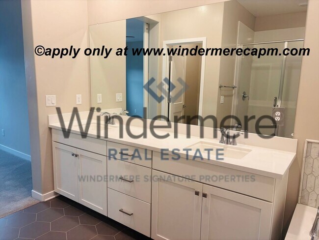 Building Photo - Modern Living in the heart of McKinley Village!