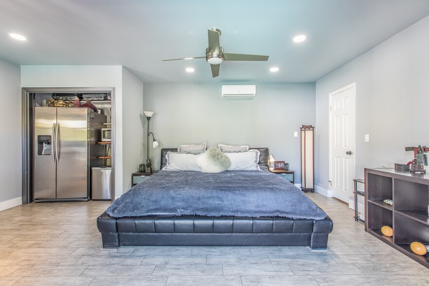 Guest House - 1207 Greenacre Ave