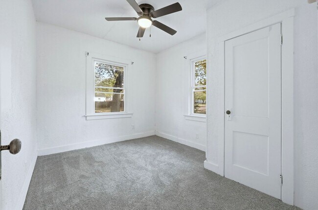 Building Photo - New 2 bedroom house listing!