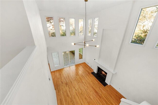 Building Photo - 1086 Pine Grove Ave NE