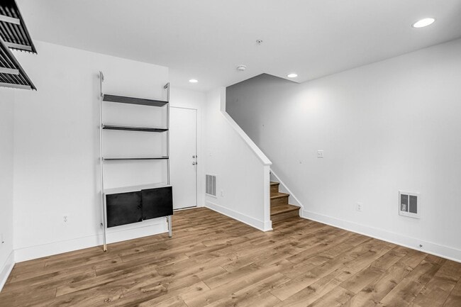 Building Photo - Spacious 4-level Home| 3 bedrooms + Garage parking!