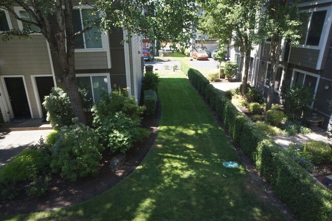 Building Photo - Beautiful Beaverton Townhouse